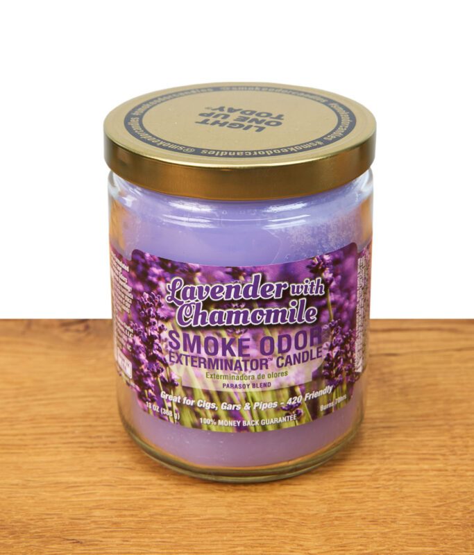 Duftkerze mit Lavendel mit Kamille Duft im Glas auf Holz präsentiert