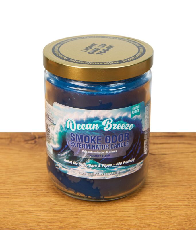 Dunkelblaue Duftkerze "Ocean Breeze" mit Metalldeckel auf Holz