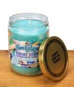 Geöffnete Smoke Odor Duftkerze in "Sea Glass" mit angelehntem Deckel am Glas.