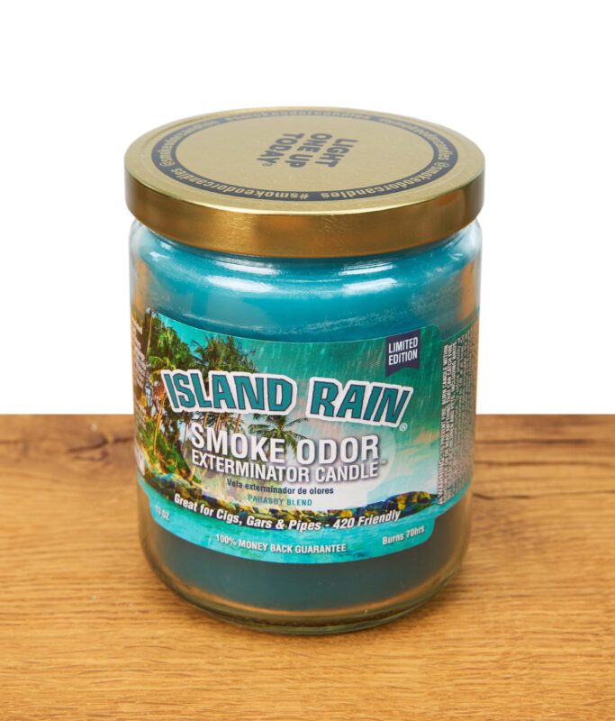 Blaue Duftkerze "Island Rain" von Smoke Odor auf Holz mit weißem Hintergrund
