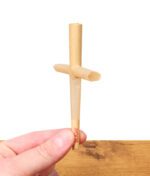 Hand hält vorgedrehte RAW Cross Cone. Der Kreuz Joint steht gerade.