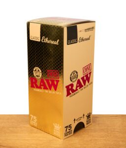 Goldene Verpackung des 75er Packs Ethereal Cones von RAW auf Holz platziert
