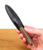 MJ Arsenal Dab Tool mit schwarzer Lederscheide von Hand gehalten