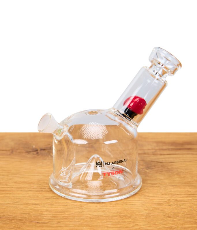 MJ Arsenal x Tyson 2.0 Bubbler im Punch-Out Design auf Holz stehend