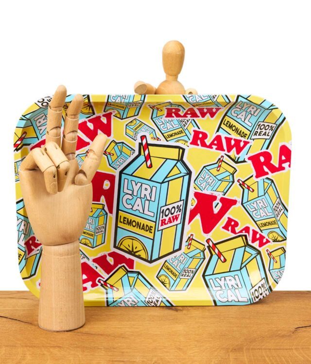 Limitiertes RAW x Lyrical Lemoade Drehtablett mit Holzhand auf Holzplatte