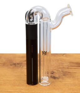 Puffco Pivot Vaporizer mit installiertem Glas Bubbler "Sidecar" auf Holz präsentiert
