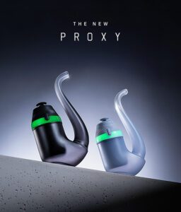 Zwei New Proxy Vaporizer von Puffco vor dunklem Hintergrund und Schriftzug oben im Bild