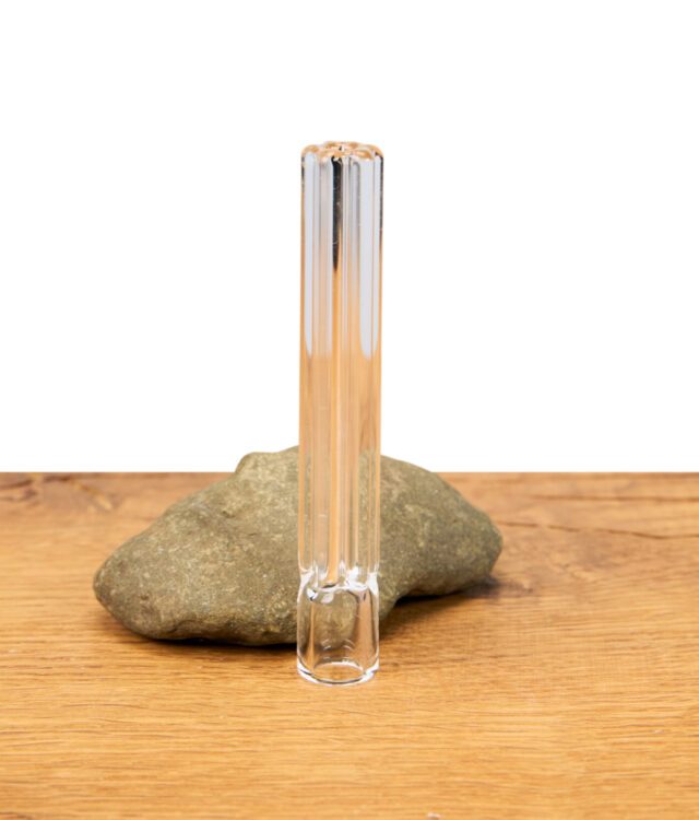 Aufrecht stehendes Glasmundstück Starglass by Plaisir aus Borosilikatglas für Norddampf Relict Vaporizer vor Naturstein auf Holzoberfläche