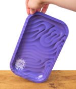 Kleine lilafarbene Medusafilters Rolling Tray mit organischem Muster, wird von Hand gehalten, stylisches Zubehör für das Drehen
