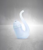 Hellblauer Puffco New Proxy Vaporizer auf hellem, nebeligem Hintergrund schwebend