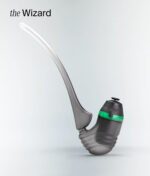 Schwarzer Verdampfer mit Gandalf Pfeife, auch Wizard Glass, genannt. Gezeigt ist der Puffco New Proxy mit der überschrift "The wizard"