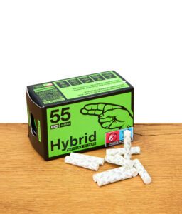 Hybrid Aktivkohlefilter 55er Pack mit davor liegenden Filtern auf einem Holzbrett