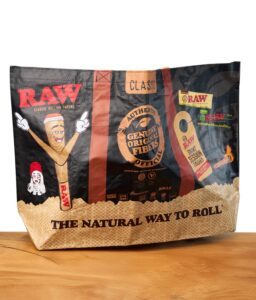 Tragetasche von RAW auf einem Holzbrett