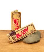 RAW Classic Paper im 1 1/4 Size Format auf einem Holzbrett