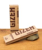 Gizeh King Size Slim ungebleicht und Tips auf Holztisch