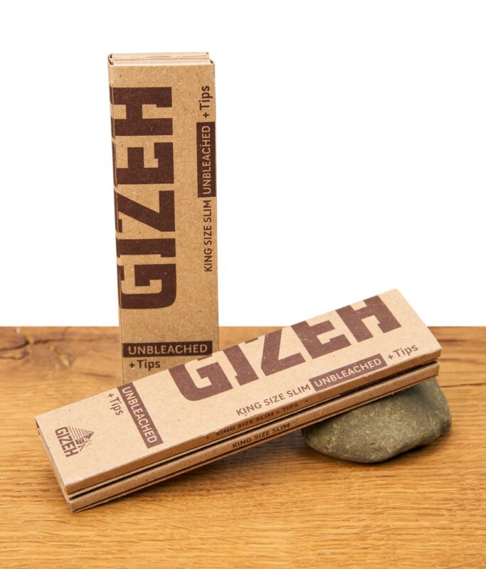 Gizeh King Size Slim ungebleicht und Tips auf Holztisch
