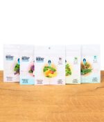 Vier verschiedene Feuchtigkeitsregulierer mit Terpen-Infusion stehen nebeneinander auf einem Holztisch.