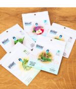 Fünf verschiedene Beutel mit Terpenen und 2-Wege-Feuchtigkeitskontrolle sind auf einem Tisch verteilt.