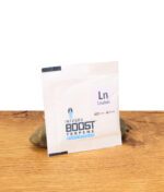 Einzelner, weißer Feuchtigkeitsregulierer mit Ln Linalool Aufdruck auf Holzhintergrund.