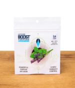 Linalool Beutel mit mintgrünem Blatt- und Blütenmotiv auf Holzfläche.