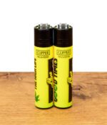 Clipper Feuerzeuge von Al Capone nebeneiander sthened auf einem Holzbrett