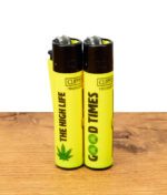 Clipper Feuerzeuge von Al Capone auf einem Holzbrett mit zwei unterschiedlichen Texten