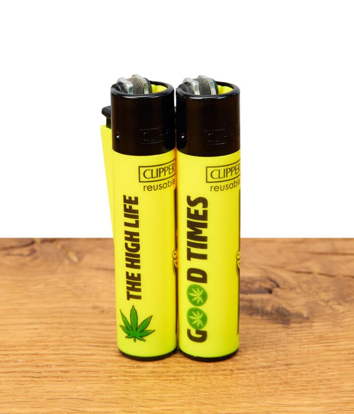 Clipper Feuerzeuge von Al Capone auf einem Holzbrett mit zwei unterschiedlichen Texten