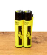Clipper Feuerzeuge von Al Capone mit Al Capone Logo auf einem Holzbrett