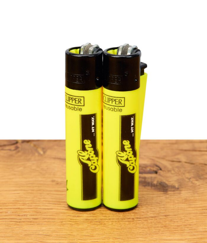 Clipper Feuerzeuge von Al Capone mit Al Capone Logo auf einem Holzbrett