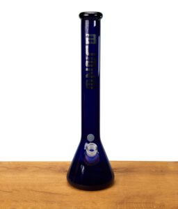 unkelblaue Glasbong mit Zylinderform und breitem Standfuß auf Holzoberfläche.