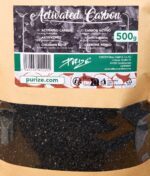 Detailaufnahme Purize Aktivkohle 500g, Nahaufnahme vom Etikett und Sichtfenster, Aktivkohlekörner aus Kokosnussschale für Filtereinsätze und Reinigung