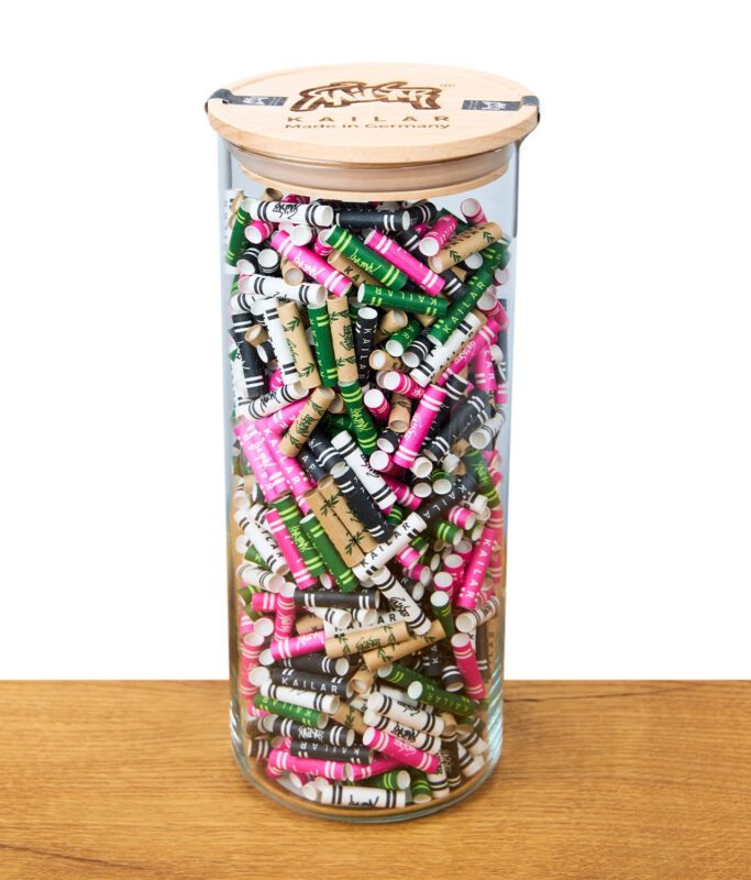 Großes Kailar Vorratsglas mit Holzdeckel, Inhalt 825 Stück bunte Aktivkohlefilter mit Logo, hochwertige Aufbewahrungslösung für Filter, Zubehör und Präsentation.