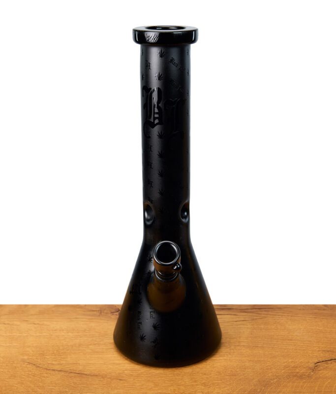 Schwarze Beakerbong von Black Leaf mit auffälligen Mustern, gerade und zentral fotografiert auf Holztisch.