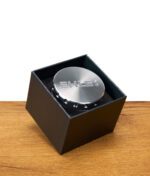 EHLE Edelstahl Grinder mit Deckel schräg in schwarzer Verpackungsbox auf Holztisch.