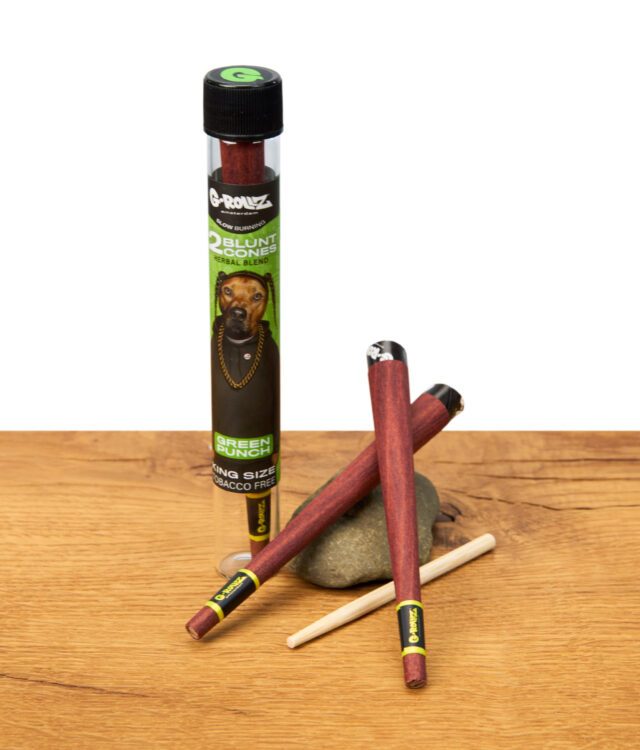 G-Rollz Blunt Cones Green Punch Verpackung mit zwei King Size Hanf-Cones und Stopfhilfe auf Holzuntergrund.