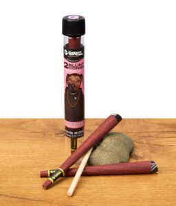 G-Rollz Blunt Cones Purple Haze vorgerollte King Size Hanf-Cones, Verpackung und Stopfhilfe auf Holzoptik.