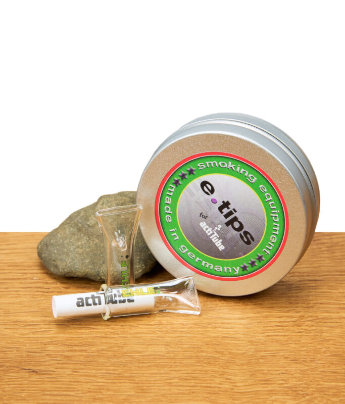 EHLE e-tips Glasfilter für actiTube Regular im Set mit Metallbox, zwei Glasfiltern und Aktivkohlefilter auf Holz.