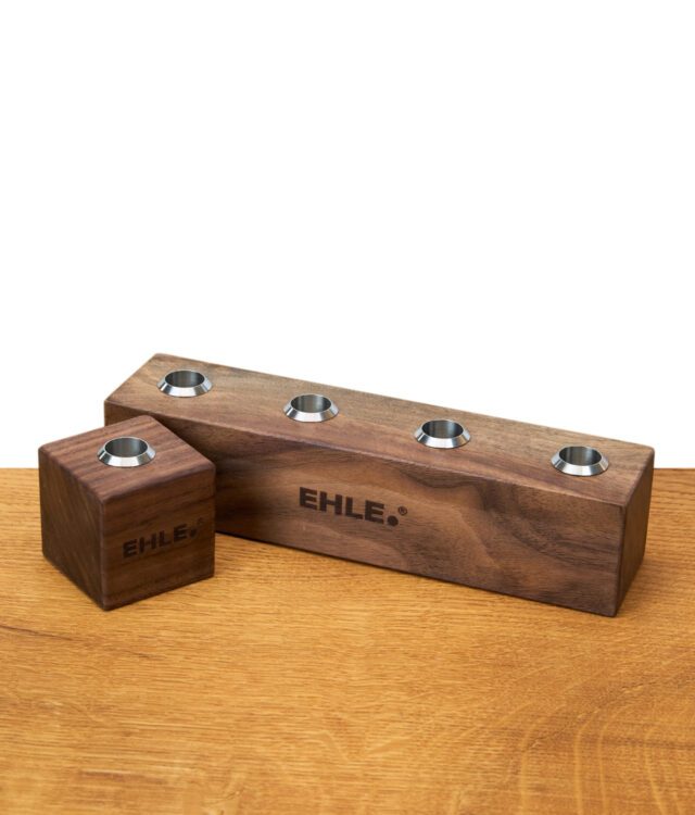 EHLE Köpfchenständer aus Holz für einzelne oder mehrere Glasköpfchen, hochwertig verarbeitet auf Holzuntergrund.