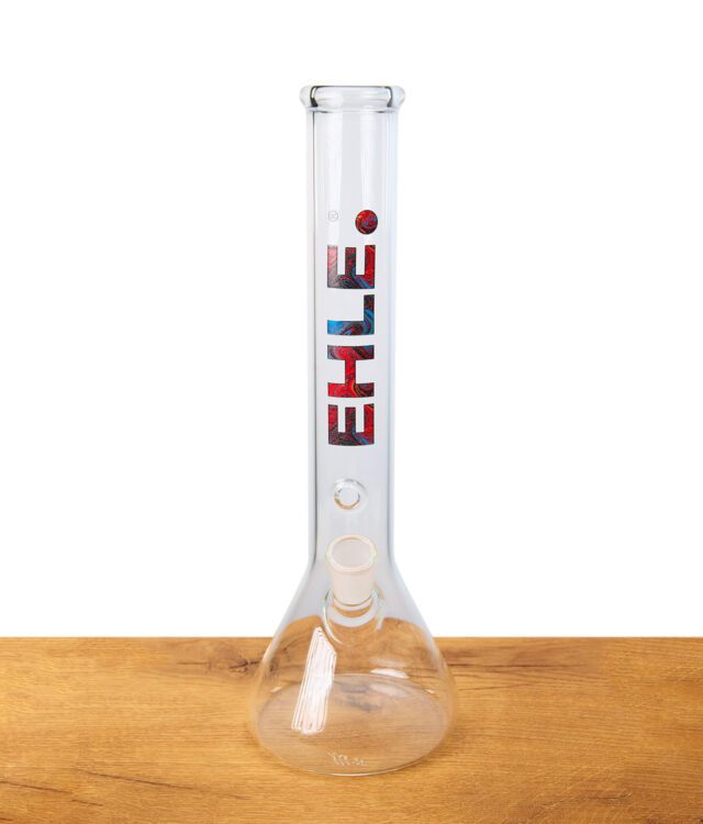 EHLE Beakerbong Brother aus Glas mit buntem Logo und Rundfuß, stehend auf Holztisch, 35 cm hoch.
