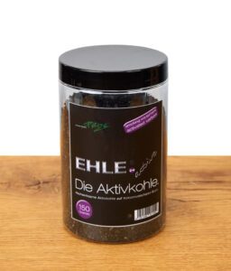 EHLE Aktivkohle Dose 150 Gramm, Aktivkohle aus Kokosnuss für Rauchfilter, Produktverpackung auf Holz, Markenlabel und Infos sichtbar