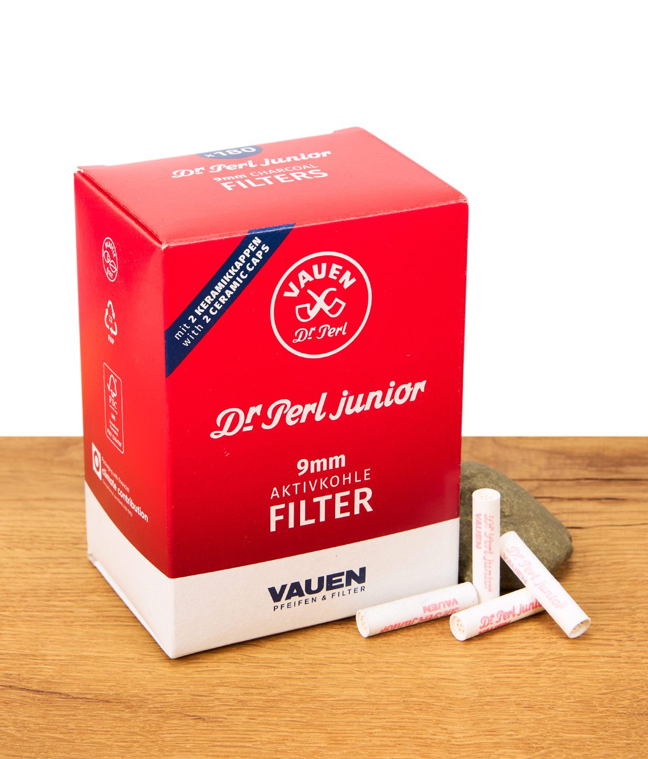 dr-perl-junior-180er-packung-jpg Vauen Dr Perl junior 9mm Aktivkohlefilter 180er Packung, rote Box mit Filtern für Pfeifen und Tabak, Produktfoto auf Holz