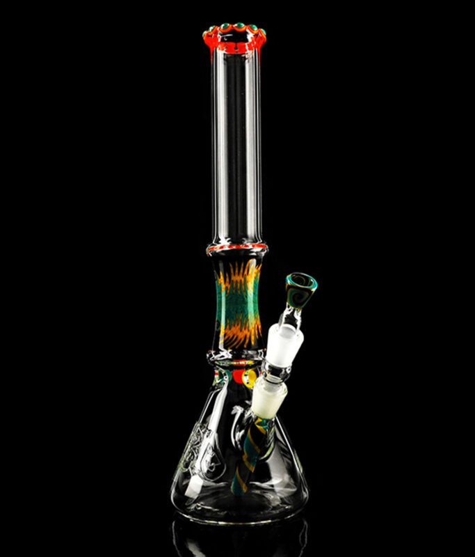 Beaker Bong von EHLE x Jerome Beaker Design mit feuerpoliertem Logo und farbigem Mundstück
