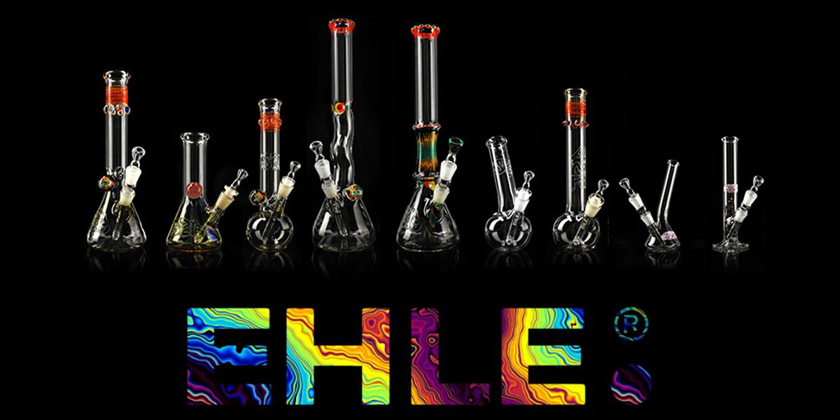 EHLE Bongs mit Jerome Baker Glass mit buntem EHLE Logo auf schwarz