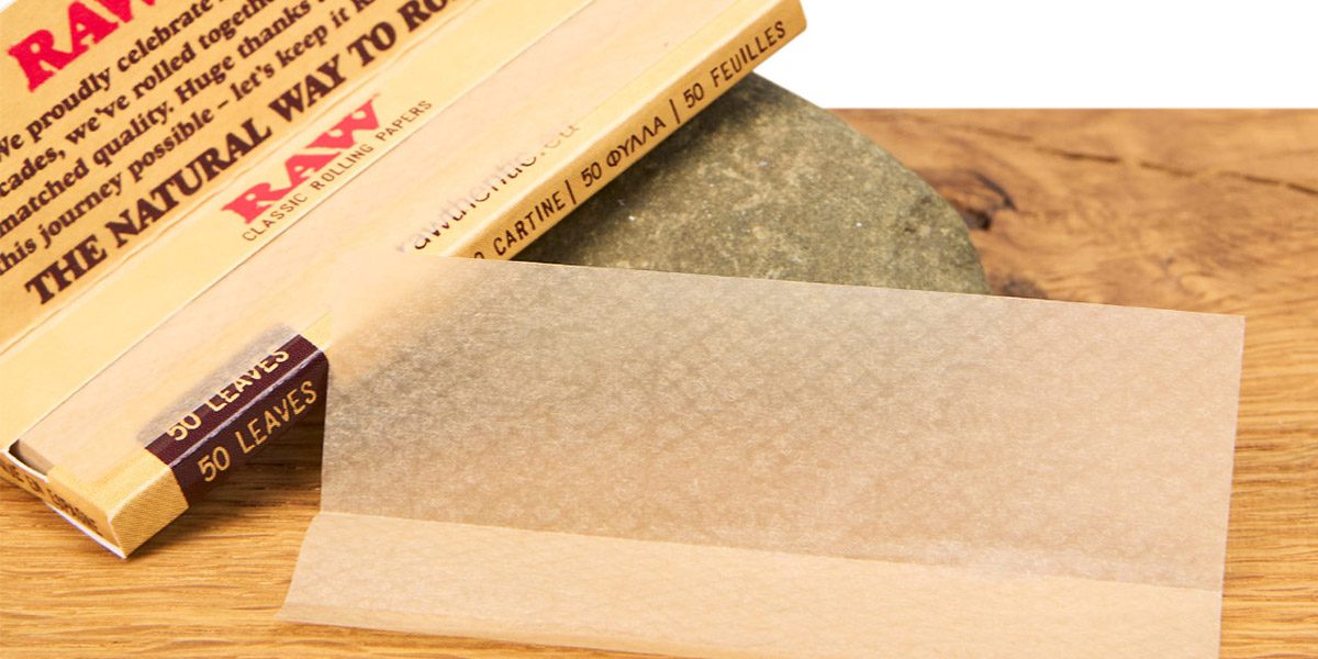 Die dünnsten Papers der Welt im Test, hier RAW Classic Paper auf Holz auf einem Stein angelehnt