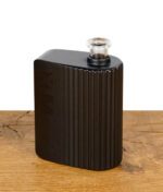 Schwarzer XMAX OONT Vaporizer stehend auf Holztisch mit Glasmundstück