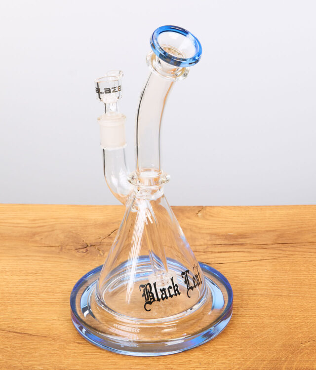 Trommelperkolatorbong in Blau auf Holz
