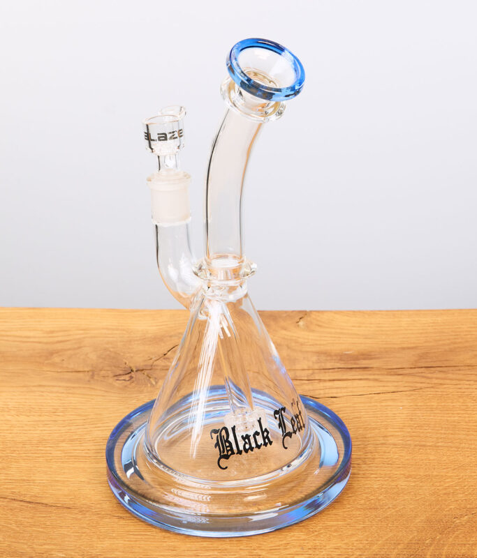 Trommelperkolatorbong in Blau auf Holz