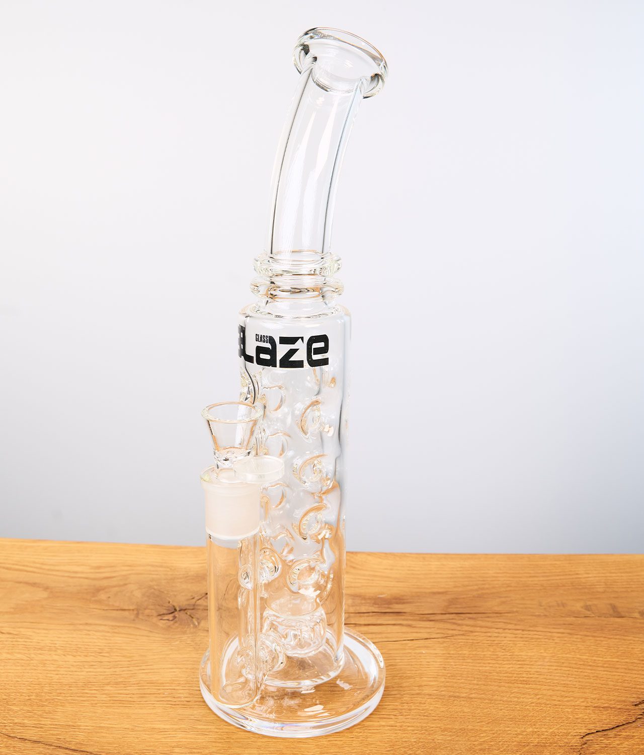 blaze-glass-gelocht-mit-schlitzdiffusor-jpg Blaze Glasbong gelocht auf Holz