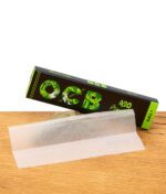 Einzelnes Drehpapier der OCB Venyason Collab auf Holz und an Packung angelehnt