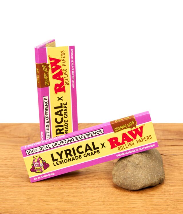 Zwei Packungen der Lila Drehpapiere von RAW x Lyrical Lemonade in der Grape Variante